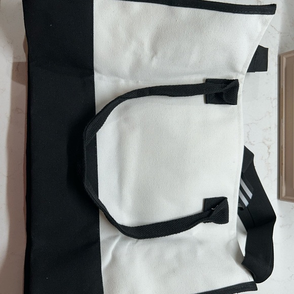 Brand new-F initial Tote with shoulder strap and zipper pouch - Picture 4 of 11